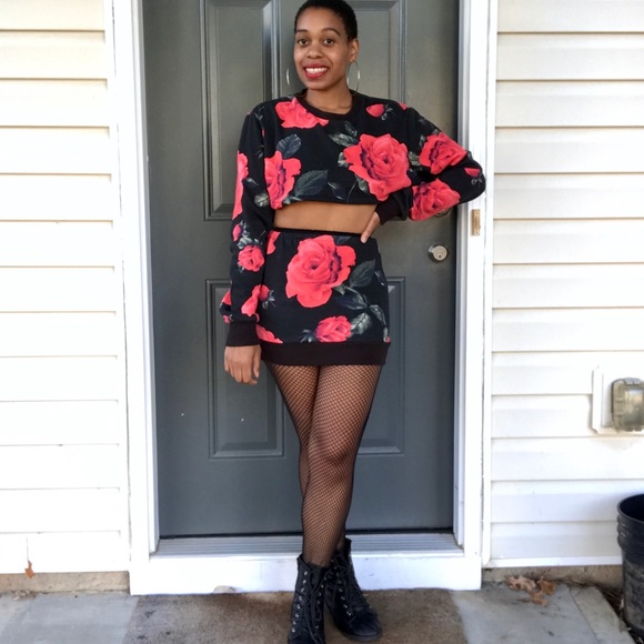 Red Roses 🌹 2 Piece Sweater Set - Picture 2 of 4